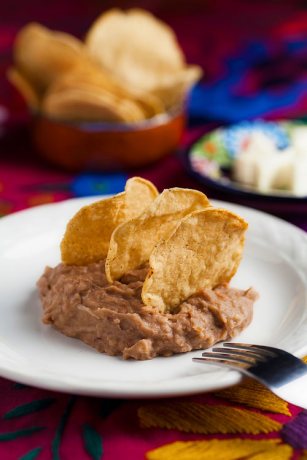 Frijoles Refritos con totopos, queso y pan