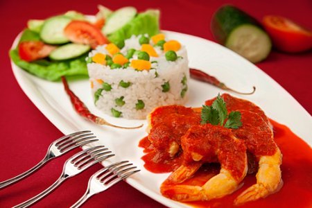 Camarones a la Diabla junto a un arroz campesino y una ensalada