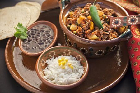 Picadillo de Puerco servido con arroz, frijoles y tortillas