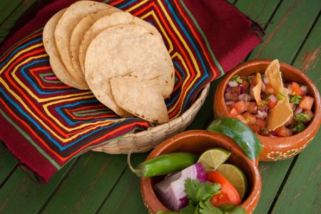 Pico de Gallo con tostadas y totopos