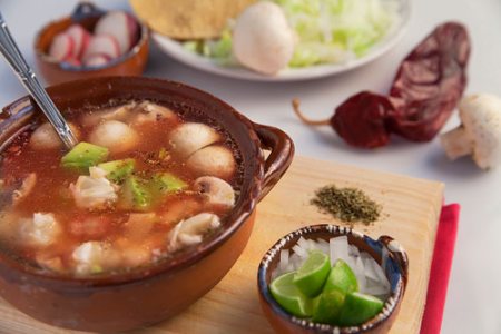 Pozole Rojo Vegetariano acompañado con muchos ingredientes