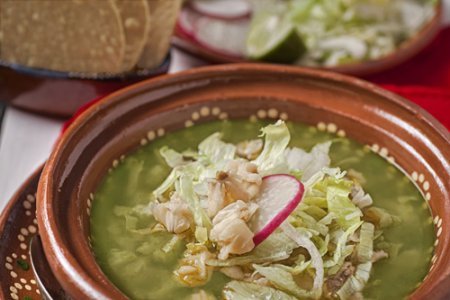 Pozole Verde de Pollo acompañado con más ingredientes