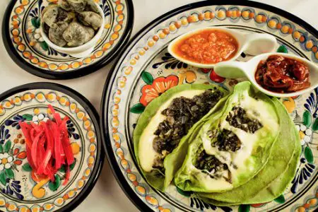 Quesadillas de Huitlacoche con tortillas de nopal