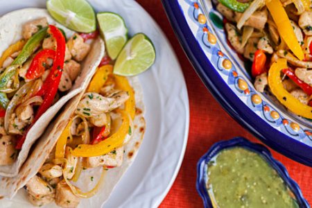 Tacos de Pollo hechos con tortillas de harina y acompañados con salsa verde